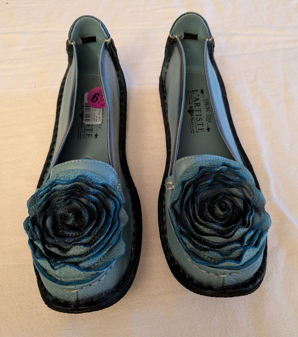 L'Artiste Spring Step Modesty-Flow Blue Rose Leather Slip-On Flats NWOT Size 6.5